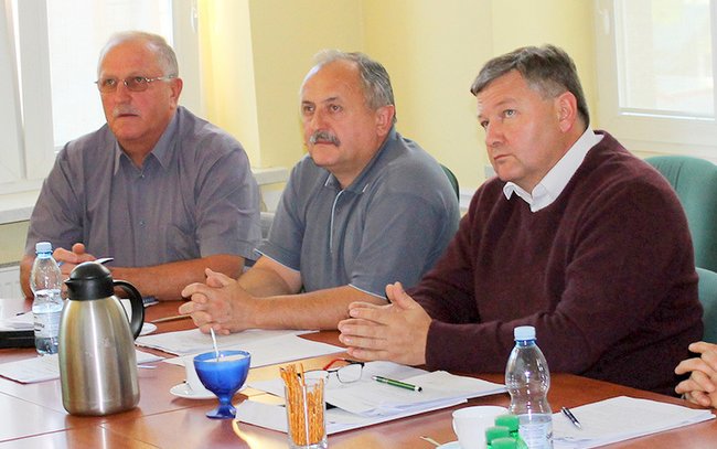 Radny Julian Kaczmarek (w środku) pytał o remont ul. Energetyków. Do tego odniósł się radny Piotr Litwin (z prawej)