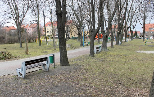 Niedawno pracownicy CUKiT-u w Strzelinie rozpoczęli pozimowe sprzątanie skwerów i parków