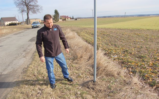 - Wszędzie tablice informacyjne montuje się na dwóch nogach. W Powiatowym Zarządzie Dróg uważają, że chyba na Strużynie można oszczędzać i dają po jednym słupku – powiedział sołtys Józef Tomera