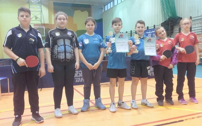 Na zdjęciu od lewej: Przemek Wiśniewski, Agnieszka Grabowicz, Gabrysia Onyszkiewicz, Staś Wnęk, Kacper Głazowski, Nikola Hutnik, Martyna Mikołajczyk – tenisiści ze Strzelina