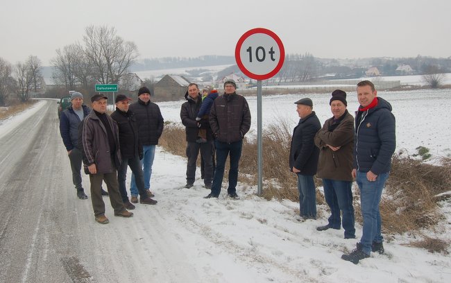 Rolnicy posiadający swoje pola na terenie gminy Kondratowice mają poważny problem. Z uwagi na ograniczenia tonażowe dostają mandaty za wywóz swoich płodów rolnych