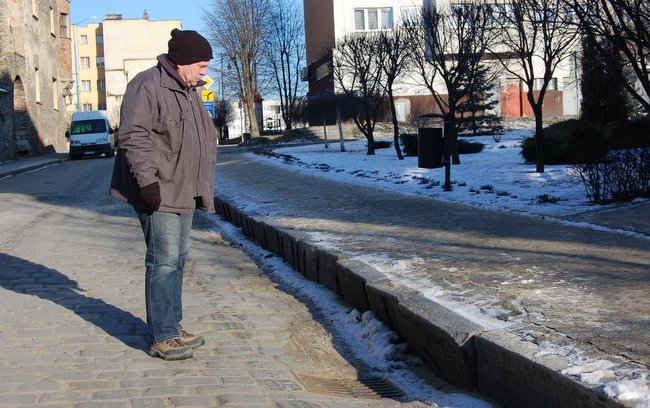 - Źle wyglądają podniesione krawężniki, które są podparte prętami. Zagraża to bezpieczeństwu na tym odcinku - stwierdził radny Rady Miejskiej Strzelina Marek Horodyski