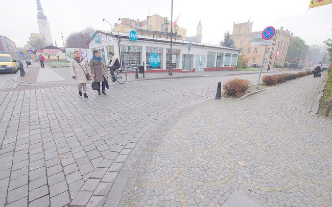 Piesi przechodzą przez ul. Rybną w Strzelinie w nieoznakowanym miejscu