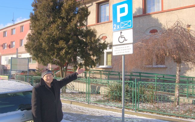 - W przychodni specjaliści przyjmują w godzinach popołudniowo-wieczornych. Po godz. 18.00 miejsca te są zastawione przez busy, bądź inne samochody, a chorzy ludzie nie mają wówczas gdzie zaparkować - mówił Antoni Nowicki, mieszkaniec ul. Piłsudskiego