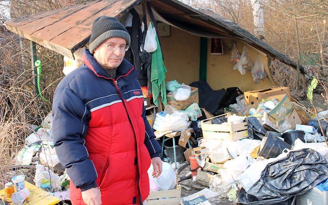 Jeden z działkowców martwi się o los mężczyzny, który mieszka w zdemolowanej altanie