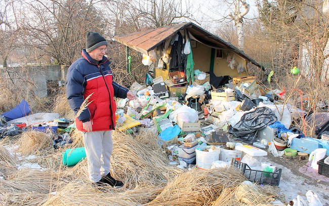 Na całej działce znajduje się wiele odpadów