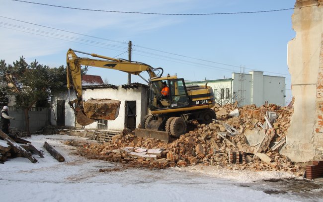 3 lutego br. firma Tomasza Bartków z Przeworna rozebrała budynek w centrum Przeworna, który 18 października 2014 r. strawił ogień