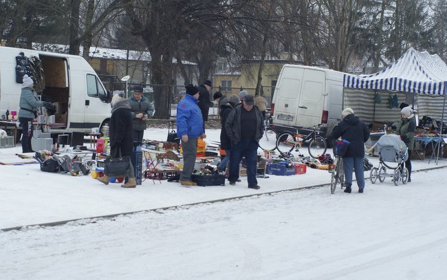 Zdarza się, że na nieutwardzonym terenie ludzie brodzą w błocie