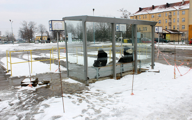 Niedawno na strzelińskim przystanku autobusowym stanęła nowa, przeszklona wiata