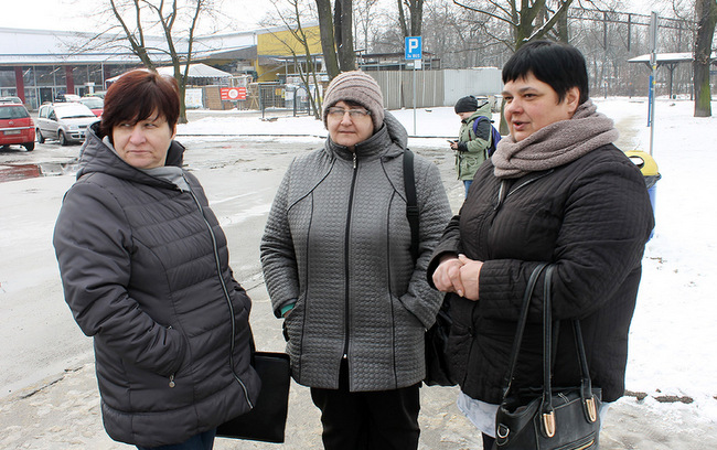 Małą wiatę negatywnie oceniły pasażerki. Od lewej: Agnieszka z Kuropatnika, Jolanta z Piotrowic i Anna z Karszowa