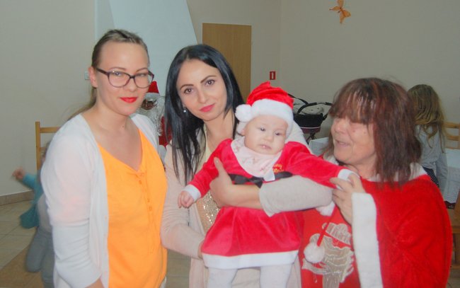 Mała Elenka (w świątecznej czapce) była najmłodszym uczestnikiem zabawy mikołajkowej w Dębnikach