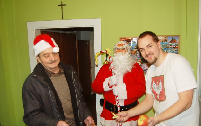 Święty Mikołaj ze swoim pomocnikiem (z lewej) odwiedził naszą redakcję. Cieszyliśmy się z otrzymanych prezentów