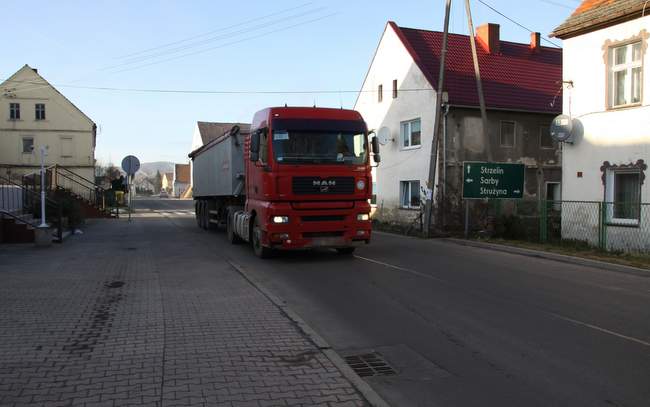 Od jakiegoś czasu cały ciężki transport kieruje się przez Przeworno