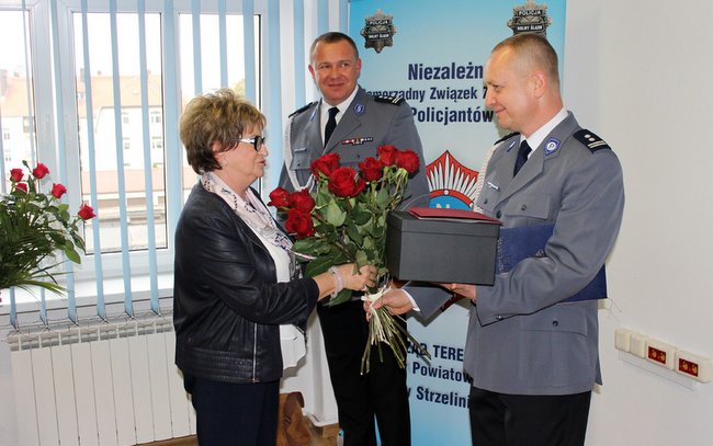 Kwiaty wręczyła również wicemarszałek Województwa Dolnośląskiego Ewa Mańkowska