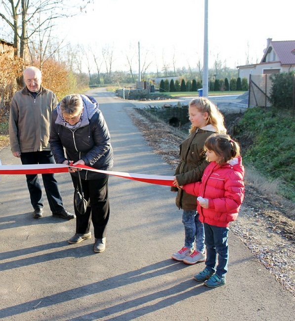 Symbolicznego przecięcia wstęgi dokonali sołtys Elżbieta Błasiak, radny Kazimierz Cygan i burmistrz Dorota Pawnuk