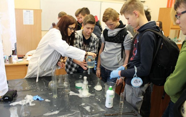 Gimnazjaliści uczestniczyli w warsztatach laboratoryjnych