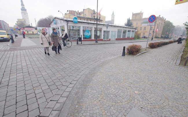 Przechodzenie przez ul. Rybną jest dozwolone, ale piesi muszą uważać na samochody, które mają pierwszeństwo