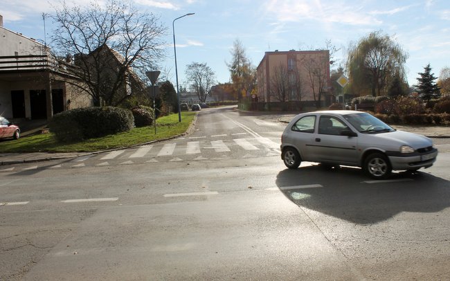 Jedne pasy znajdują się na skrzyżowaniu z ul. Oławską, a drugie są na końcu ul. Marii Konopnickiej