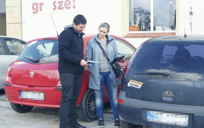 Na parkingu przed ośrodkiem kultury w ramach PRETEKSTÓW, prowadzono akcję rozdawania magnesów na samochody promujących czytelnictwo