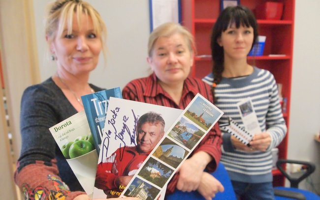 Bibliotekarski odkładają rzeczy pozostawione w wolumenach. Najczęściej są to widokówki, zaświadczenia lekarskie i paragony