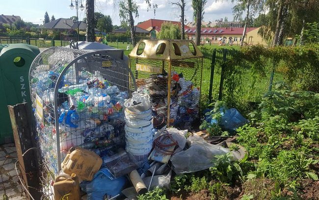 Wokół pojemników można było znaleźć m.in. wiadra malarskie, węża ogrodowego, dywanik (gumowy)samochodowy, kanapę samochodową i stare baniaki po nieznanych płynach