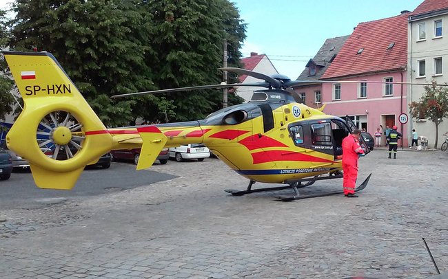 W nocy teren lądowania musi być większy niż w dzień. Niezbędna jest wtedy pomoc strażaków