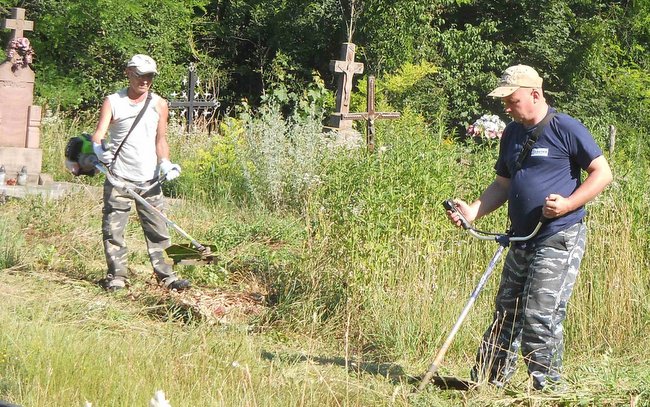 Wolontariusze przez ponad tydzień porządkowali cmentarz w Łoszniowie na Ukrainie