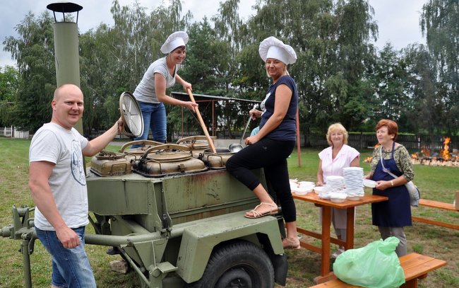 Mieszkańcy Przeworna przygotowali przepyszną grochówkę, ciasta i zimne napoje  dla pielgrzymów