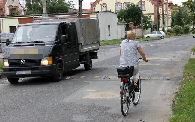 Kierowcy skutecznie omijają progi na ul. Brzegowej, a przez ich brawurową jazdę mieszkańcy boją się wychodzić na ulicę