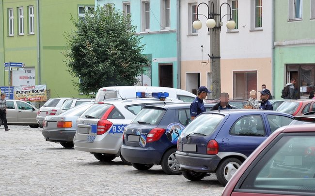 Na zdjęciu widoczne są nieprawidłowo zaparkowane samochody. Te w drugim rzędzie są szczególnym niebezpieczeństwem dla uczestników ruchu drogowego i pieszych, dlatego kierowcy zostali ukarani mandatami