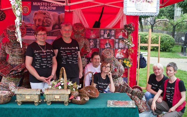 Reprezentantki z wiązowskiej grupy eko - wyplotów budziły duże zainteresowanie swoim stoiskiem wśród odwiedzających Muzeum Papieru w Dusznikach Zdrój (foto. Foto d’or)