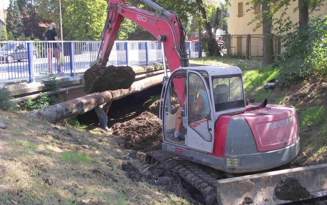 Trwają prace udrożnienia rzeki Młynówki w Strzelinie, która od dłuższego czasu jest sucha. Jeszcze we wrześniu ma tamtędy popłynąć woda