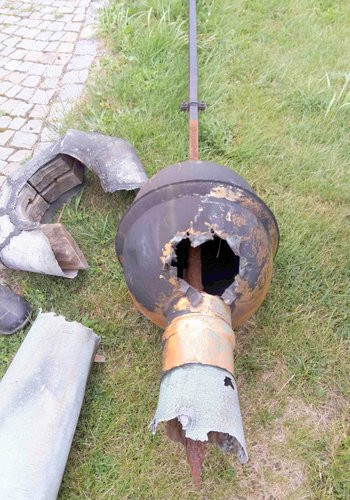 Widoczna dziura w kuli jednoznacznie wskazuje, że złodziej wyjął ze środka tubę z historycznymi przedmiotami Widoczna dziura w kuli jednoznacznie wskazuje, że złodziej wyjął ze środka tubę z historycznymi przedmiotami