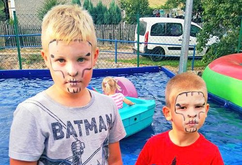 Najmłodsi mieszkańcy Nieszkowic zaraz po malowaniu twarzy Najmłodsi mieszkańcy Nieszkowic zaraz po malowaniu twarzy