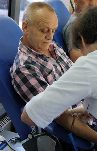 - Ludzie oddają krew z różnych powodów, a niektórzy z poczucia obowiązku i to jest fajne. Nie ma się czego bać - powiedział Marek Jabłonowski ze Strzelina - Ludzie oddają krew z różnych powodów, a niektórzy z poczucia obowiązku i to jest fajne. Nie ma się czego bać - powiedział Marek Jabłonowski ze Strzelina