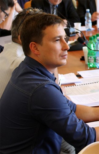 - Często bywało tak, że ludzie nosili swoje dzieci na rękach, żeby dojść do asfaltowej drogi - powiedział wnioskodawca projektu radny Daniel Jurewicz - Często bywało tak, że ludzie nosili swoje dzieci na rękach, żeby dojść do asfaltowej drogi - powiedział wnioskodawca projektu radny Daniel Jurewicz