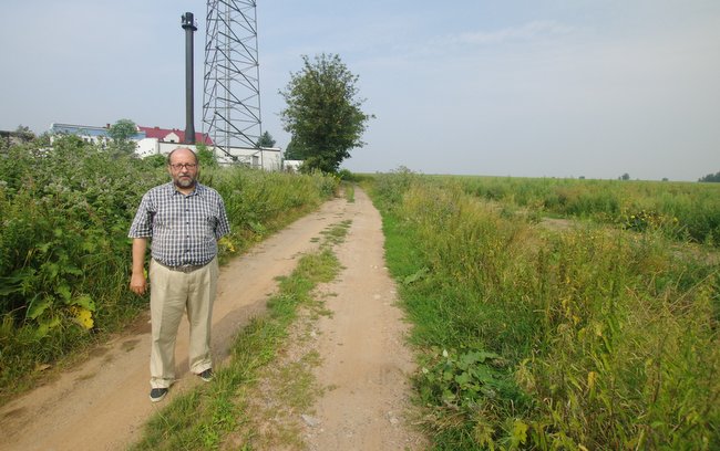 Blisko tzw. szmaciarni znajduje się zbiorowy grób żołnierzy niemieckich. Na zdjęciu autor artykułu