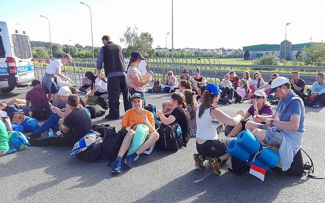 Grupa strzelińskich pielgrzymów w czasie przerwy Grupa strzelińskich pielgrzymów w czasie przerwy