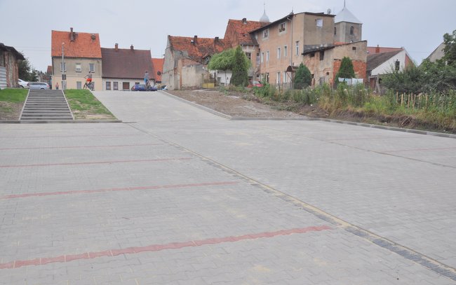 Nowy plac targowy we wszystkie dni tygodnia, z wyjątkiem środy pełni funkcję parkingu dla samochodów