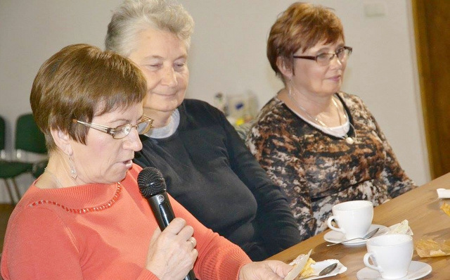  Na wieczorzy z poezją każdy mógł zaprezentować swoje wiersze o jesieni. Foto GBP Wiązów