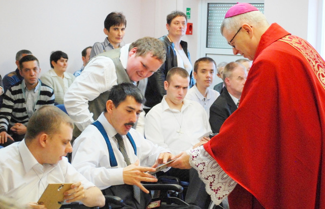 Po ceremonii biskup wręczył bierzmowanym pamiątki