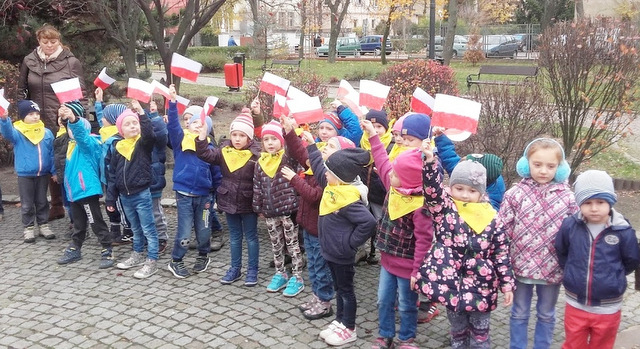 Dzieci podczas złożenia kwiatów pod pomnikiem