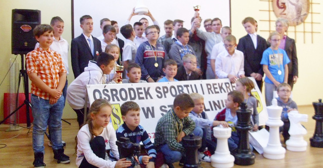 Foto: OSiR Strzelin. Pamiątkowe zdjęcie uczestników mistrzostw