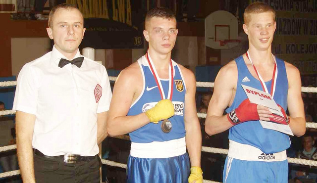 Dawid Gurtatowski (Jaskinia Lwa), po prawej, wygrał jednogłośnie na punkty