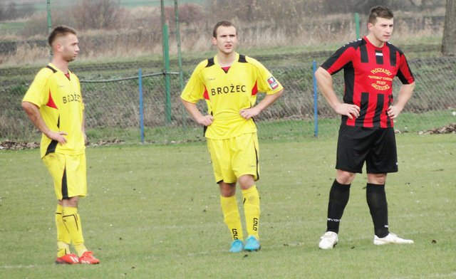  Daniel Kożuchowski w asyście zawodników z Brożca
