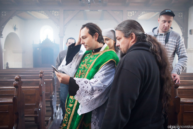 Tomasz Protokowicz (z długimi włosami) z Rafałem Kronenbergerem z wrocławskiego Teatru Polskiego, który w filmie zagrał księdza