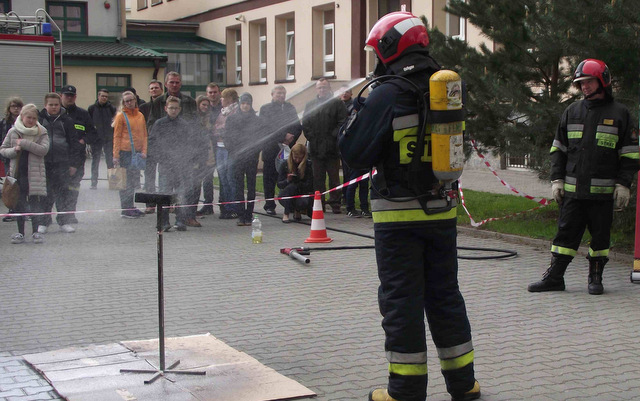W przerwie uczestnicy mogli zobaczyć m.in pokaz gaszenia palącego się oleju na patelni W przerwie uczestnicy mogli zobaczyć m.in pokaz gaszenia palącego się oleju na patelni