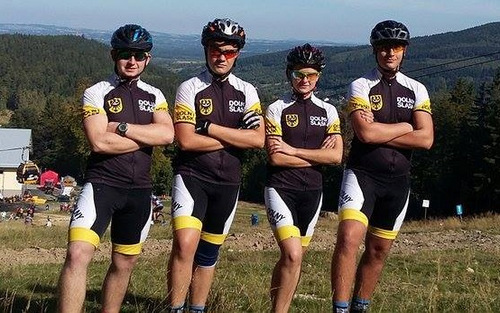 Zawodnicy MBT Świteź Wiązów podczas jednych z zeszłorocznych zawodów. Skład drużyny Marcelina Hnatkowska, Kacper Kulicki, Mateusz Mróz i wice prezes zarządu Jakub Olszówka (foto. archiwum drużyny) Zawodnicy MBT Świteź Wiązów podczas jednych z zeszłorocznych zawodów. Skład drużyny Marcelina Hnatkowska, Kacper Kulicki, Mateusz Mróz i wice prezes zarządu Jakub Olszówka (foto. archiwum drużyny)