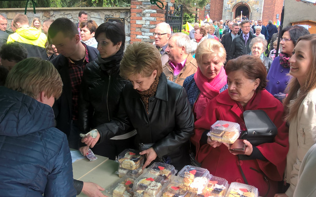 Tuż po Mszy św. przed charytatywnym stoiskiem ustawiły się tłumy chętnych wspomóc akcję