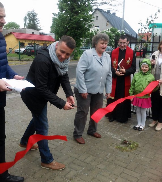 Nowoczesne huśtawki to najlepszy prezent dla rodziców, którzy martwią się o bezpieczeństwo swoich dzieci. (foto: mieszkańcy Wyszonowic)